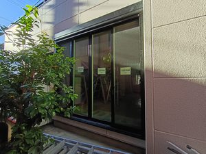 O様邸のリビング窓を外側から見た様子。黒い窓枠を採用